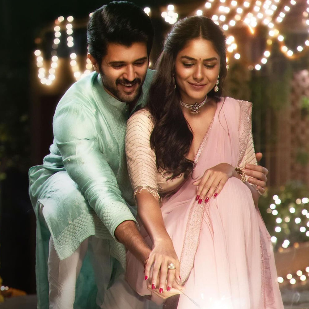 అదే సమయంలో ఫ్యామిలీ స్టార్‌ అప్‌డేట్స్ కూడా ఫ్యాన్స్‌ను ఫుల్ ఖుషి చేస్తున్నాయి. రీసెంట్‌ టైమ్స్‌లో విజయ్ దేవరకొండ న్యూయార్క్‌లో ఎంజాయ్ చేస్తున్న ఫోటోస్ సోషల్ మీడియాలో తెగ హల్‌చల్ చేస్తున్నారు.