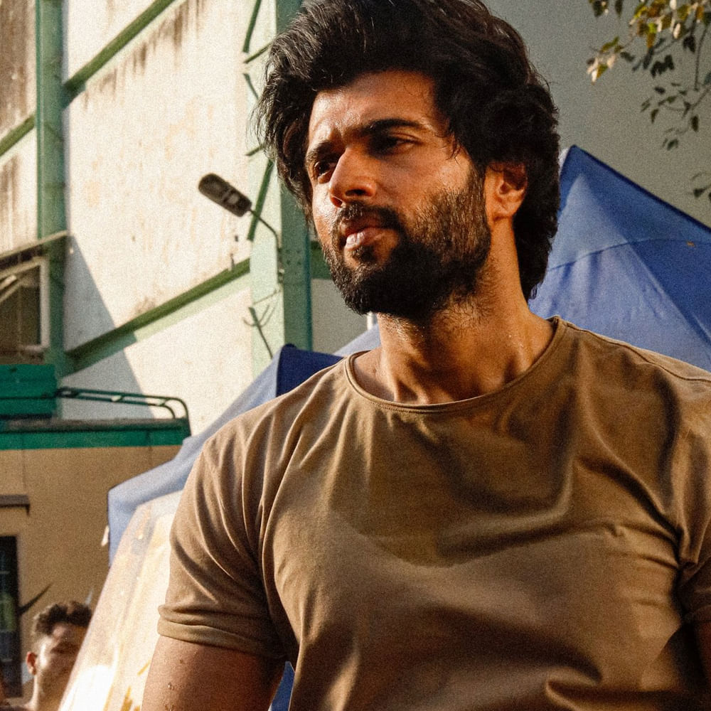 రెస్టారెంట్‌, కాపీషాప్‌లో రౌడీ లుక్స్‌కు ఫ్యాన్స్ ఫిదా అవుతున్నారు. ఈ ఫోటోస్‌తో పాటు ఫ్యామిలీ స్టార్ సినిమా స్టేటస్‌ గురించి కూడా మాట్లాడుకుంటున్నారు ఆడియన్స్‌.