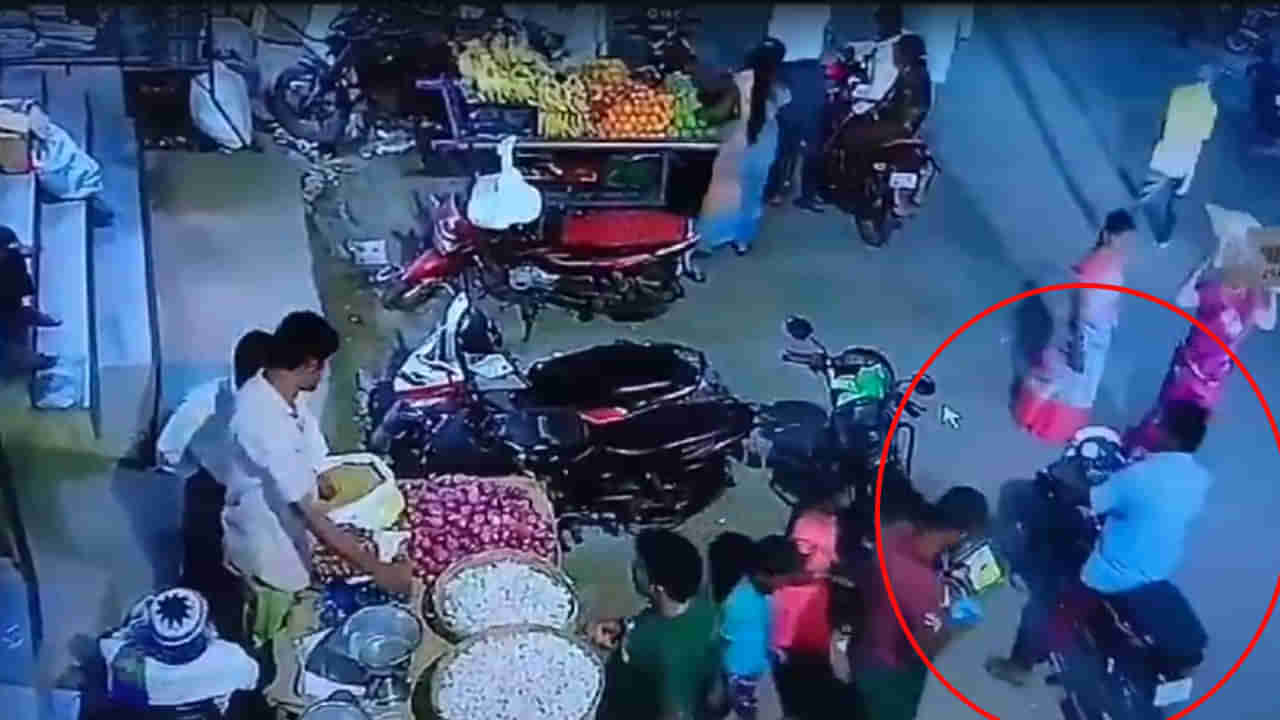 Viral Video: వీడెక్కడి దొంగండీ బాబు.. ఈ వైరల్‌ వీడియో చూస్తే మీరూ ఇదే అంటారు..