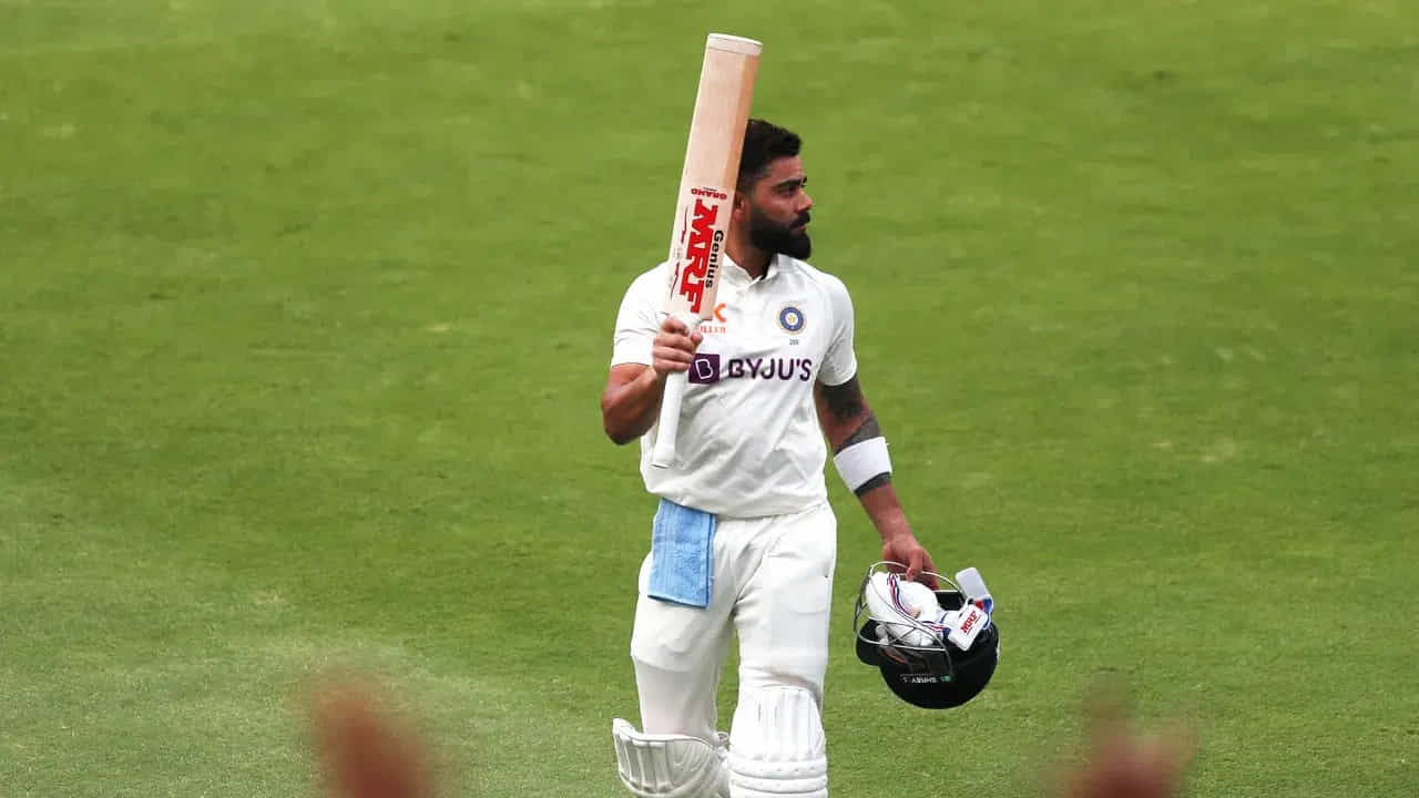 ఈ ఏడాది 34 ఇన్నింగ్స్లు ఆడిన విరాట్ కోహ్లీ మొత్తం 1934 పరుగులు చేశాడు. ఇప్పుడు 2000 పరుగులు పూర్తి చేసేందుకు కోహ్లీకి 66 పరుగులు మాత్రమే కావాలి. దక్షిణాఫ్రికాతో జరుగుతున్న తొలి టెస్టు మ్యాచ్లో కింగ్ కోహ్లీ 66 పరుగులు చేస్తే కుమార సంగక్కర (6 సార్లు)ను అధిగమిస్తాడు.
