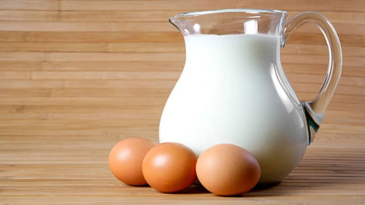 విటమిన్ డి ప్రధాన మూలం సూర్యకాంతి. కానీ శీతాకాలంలో సూర్యకాంతి తక్కువగా ఉంటుంది. ఈ కాలంలో శరీరంలో విటమిన్ డి లోపాన్ని భర్తీ చేయడానికి ఎక్కువ పాలు, గుడ్లు తినాలంటున్నారు ఆరోగ్య నిపుణులు.శరీరంలో విటమిన్ డి లోపాన్ని సప్లిమెంట్లతో పాటు ఆహారం ద్వారా కూడా భర్తీచేయవచ్చు.