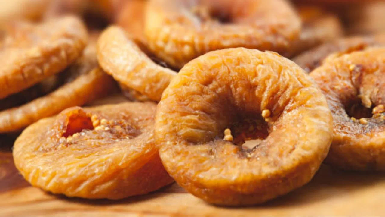 కొన్ని సందర్భాల్లో డ్రై ఫ్రూట్స్ తినడం ద్వారా విటమిన్ డి లోపాన్ని భర్తీ చేయవచ్చు. ఎండిన అంజూరం పండ్లను తినడం వల్ల శరీరంలో విటమిన్ డి లోపాన్ని పూరించవచ్చు. అయితే వీటిని మితంగా తినాలి. ఇందులో కాల్షియం, పొటాషియం కూడా అధికంగా ఉంటుంది. ఇది ఎముకల ఆరోగ్యాన్ని కాపాడుకోవడానికి సహాయపడుతుంది.