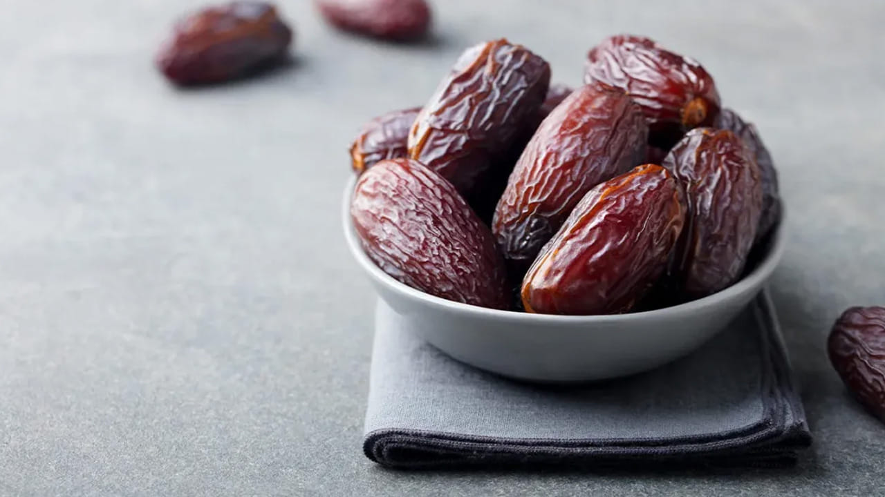 విటమిన్ సి, విటమిన్ డి రెండూ ఖర్జూరంలో ఉంటాయి. ప్రతిరోజూ ఉదయం 4 ఖర్జూరాలు తినడం ద్వారా ఇన్ఫెక్షన్ నుంచి దూరంగా ఉండవచ్చు. అలాగే ఖర్చూరం తినడం వల్ల చలికాలంలో చర్మం తాజాగా ఉంటుంది. అలాగే ఎండుద్రాక్షలో విటమిన్ డి, కాల్షియం, ఫాస్పరస్ ఉంటాయి. ఐరన్ మరియు ఫైబర్ కూడా అందిస్తుంది. చలికాలంలో రోగనిరోధక శక్తిని పెంచడంలో ఎండుద్రాక్ష ప్రత్యేక పాత్ర పోషిస్తుంది.