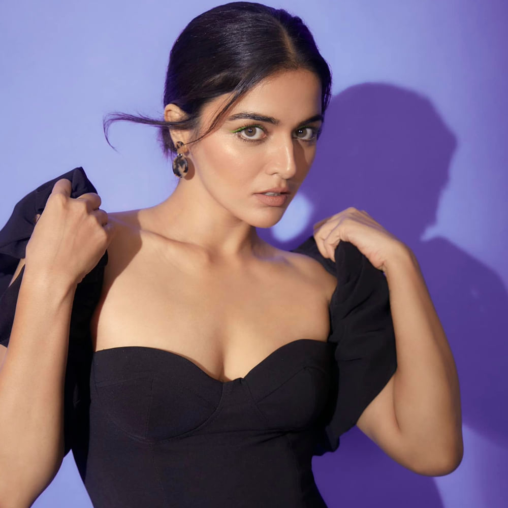 జవాన్ సినిమాతో దర్శకుడిగా బాలీవుడ్‌కు పరిచయం అయిన అట్లీ, నిర్మాతగానూ బాలీవుడ్‌లో సత్తా చాటేందుకు రెడీ అవుతున్నారు. వరుణ్ ధావన్‌, కీర్తి సురేష్‌ లీడ్ రోల్స్‌లో ఓ సినిమాను నిర్మిస్తున్నారు. ప్రస్తుతం ప్రొడక్షన్ స్టేజ్‌లో ఉన్న ఈ సినిమాలో మరో హీరోయిన్‌ కూడా నటిస్తున్నారు. తెలుగు సినిమాల్లోనూ నటించిన వామిక గబ్బి, వీడీ 18లో కీలక పాత్రలో నటిస్తున్నారు.