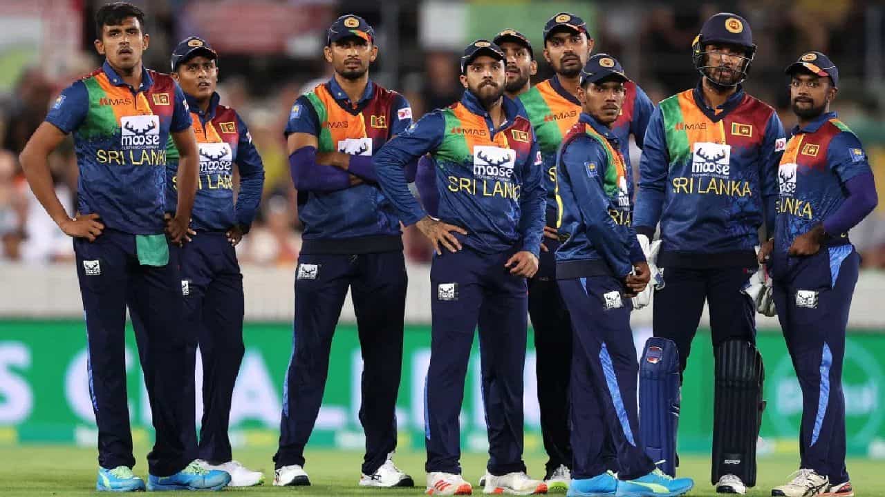 శ్రీలంక టీ20 టీమ్కి కొత్త కెప్టెన్గా వనిందు హసరంగ (Wanindu Hasaranga) కనిపించనున్నాడు. గతంలో కెప్టెన్ గా ఉన్న దసున్ షనకను కెప్టెన్సీ నుంచి తప్పించాలని శ్రీలంక క్రికెట్ బోర్డు నిర్ణయించిందని, అతడి స్థానంలో హసరంగను ఎంపిక చేయాలని నిర్ణయించినట్లు సమాచారం.