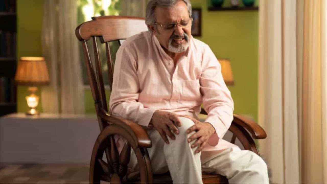 శీతాకాలంలో కీళ్ల నొప్పులు, వెన్నునొప్పి వంటి సమస్యలు వెంటాడుతాయి. ఉష్ణోగ్రత తగ్గినప్పుడు, కీళ్లలోని రక్త నాళాలు కుంచించుకుపోతాయి. దీంతో కీళ్లపై ఒత్తిడి ఏర్పడి నొప్పి వస్తుంది. అందువల్లనే శీతాకాలంలో కీళ్ల నొప్పులు పెరుగుతాయి.