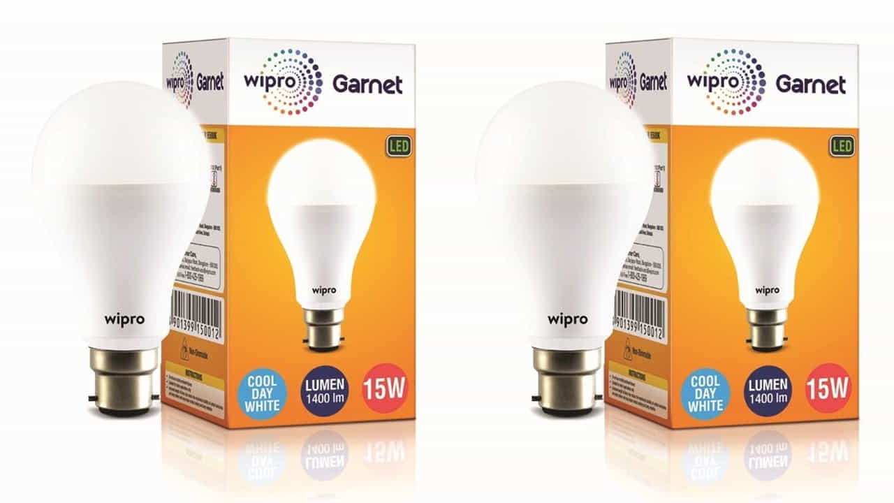Wipro Garnet Base B22 15 - W LED Bulb: విప్రో కంపెనీకి చెందినీ ఇన్వర్టర్ బల్బ్ అసలు ధర రూ. 850 కాగా, అమెజాన్లో 51 శాతం డిస్కౌంట్లో భాగంగా రూ. 420కే సొంతం చేసుకోవచ్చు. 15 వాట్స్తో పనిచేసే ఈ బల్బును చాలా ఈజీగా ఇన్స్టాల్ చేసుకోవచ్చు.