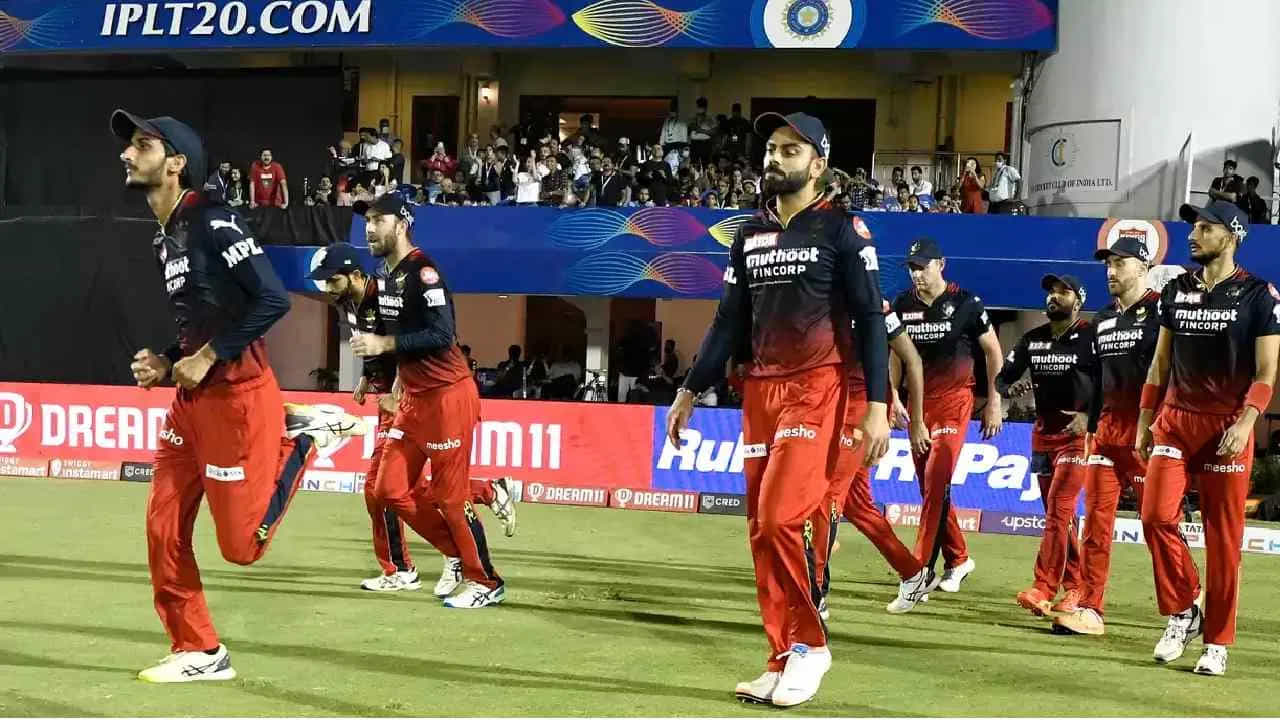 RCB రిటైన్ చేసిన ఆటగాళ్ల జాబితా: ఫాఫ్ డు ప్లెసిస్ (కెప్టెన్), గ్లెన్ మాక్స్వెల్, విరాట్ కోహ్లీ, రజత్ పాటిదార్, అనుజ్ రావత్, దినేష్ కార్తీక్, సుయాష్ ప్రభుదేశాయ్, విల్ జాక్స్, మహిపాల్ లోమ్రార్, కర్ణ్ శర్మ, మనోజ్ భాండాగే, విజయ్కుమార్ వైషాక్, ఆకాష్ దీప్, మహ్మద్ సిరాజ్ , రీస్ టాప్లీ, హిమాన్షు శర్మ, రాజన్ కుమార్, కామెరాన్ గ్రీన్ (ట్రేడింగ్), మయాంక్ డాగర్ (ట్రేడింగ్).