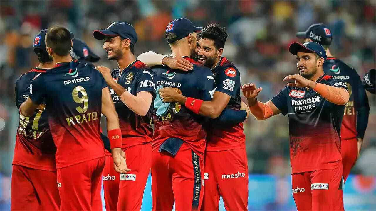ఆర్సీబీ అట్టిపెట్టుకున్న 19 మంది ఆటగాళ్లలో ఐదుగురు విదేశీ ఆటగాళ్లు ఉన్నారు. కాబట్టి RCB ఈసారి 6 మంది ఆటగాళ్లను మాత్రమే కొనుగోలు చేయగలదు. అంటే ఐపీఎల్ నిబంధనల ప్రకారం ఒక జట్టు గరిష్టంగా 25 మంది ఆటగాళ్లను కలిగి ఉండవచ్చు. దీని ప్రకారం 19 మంది ఆటగాళ్లున్న RCBలో 6 స్థానాలు ఖాళీగా ఉన్నాయి.