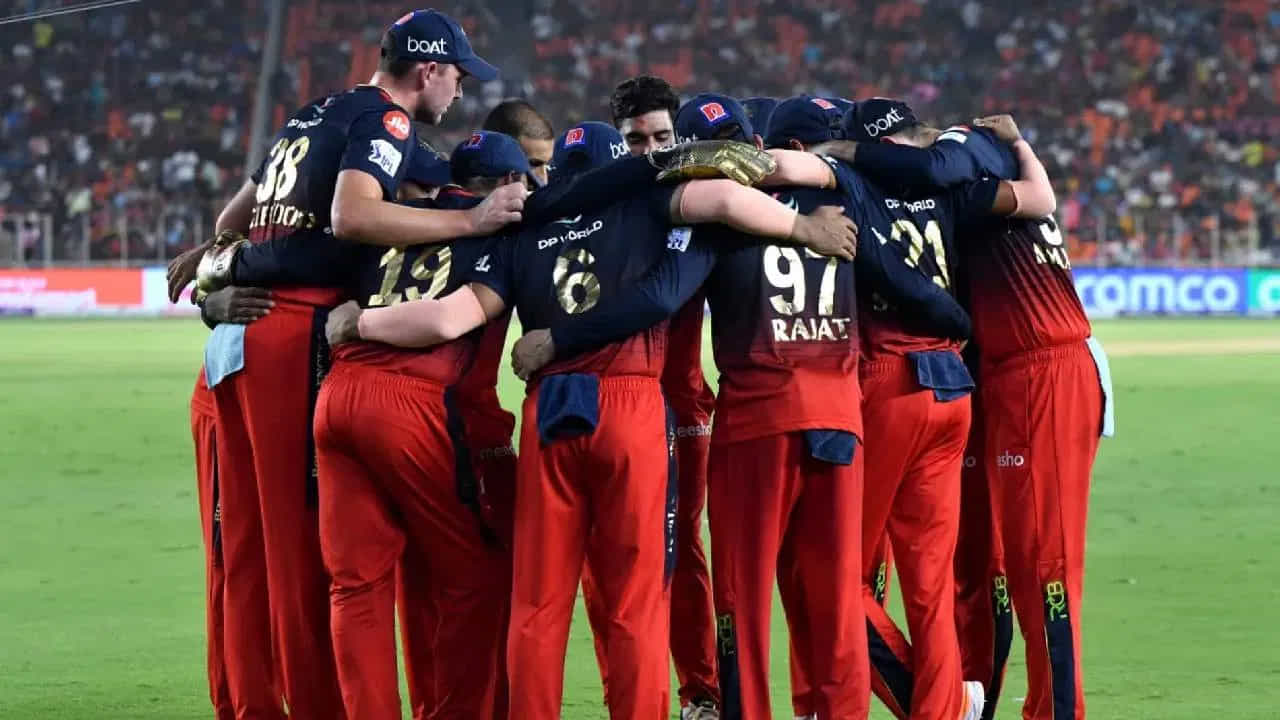 RCB జట్టు నుంచి నిష్క్రమించిన ఆటగాళ్లు: వనిందు హసరంగా, హర్షల్ పటేల్, జోష్ హేజిల్వుడ్, ఫిన్ అలెన్, మైకేల్ బ్రేస్వెల్, డేవిడ్ విల్లీ, వేన్ పార్నెల్, సోనూ యాదవ్, అవినాష్ సింగ్, సిద్ధార్థ్ కౌల్, కేదార్ జాదవ్.