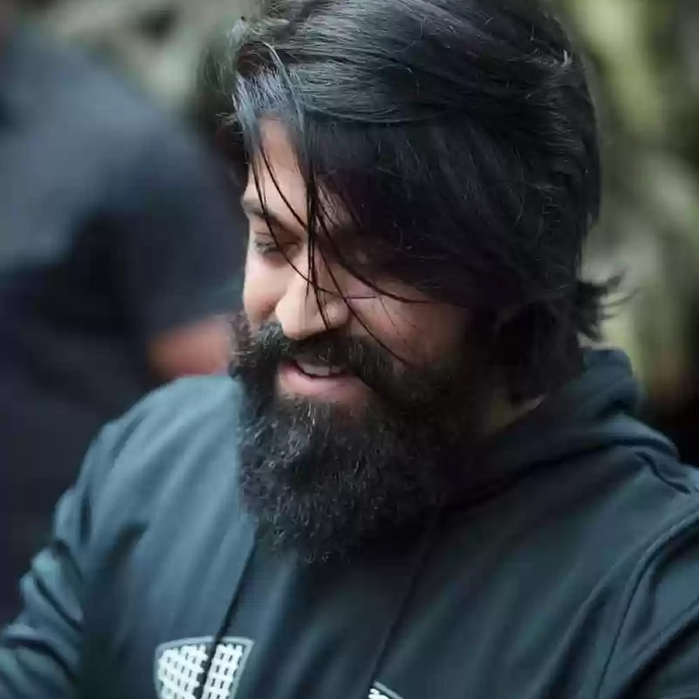 ఇదిగో అప్డేట్.. అదిగో అప్డేట్ అంటూ దోబూచులాడుతున్నారు. తాజాగా మరోసారి యష్ 19పై చర్చ మొదలైంది. మరి ఈసారైనా అప్డేట్ వస్తుందా లేదంటే ఎప్పటిలాగే జస్ట్ సోషల్ మీడియాలో సందడి చేసి వదిలేస్తారా..? ఒక్క సినిమా.. ఒకే ఒక్క సినిమాతో నేషనల్ వైడ్ హాట్ టాపిక్ అయిపోయారు యష్.