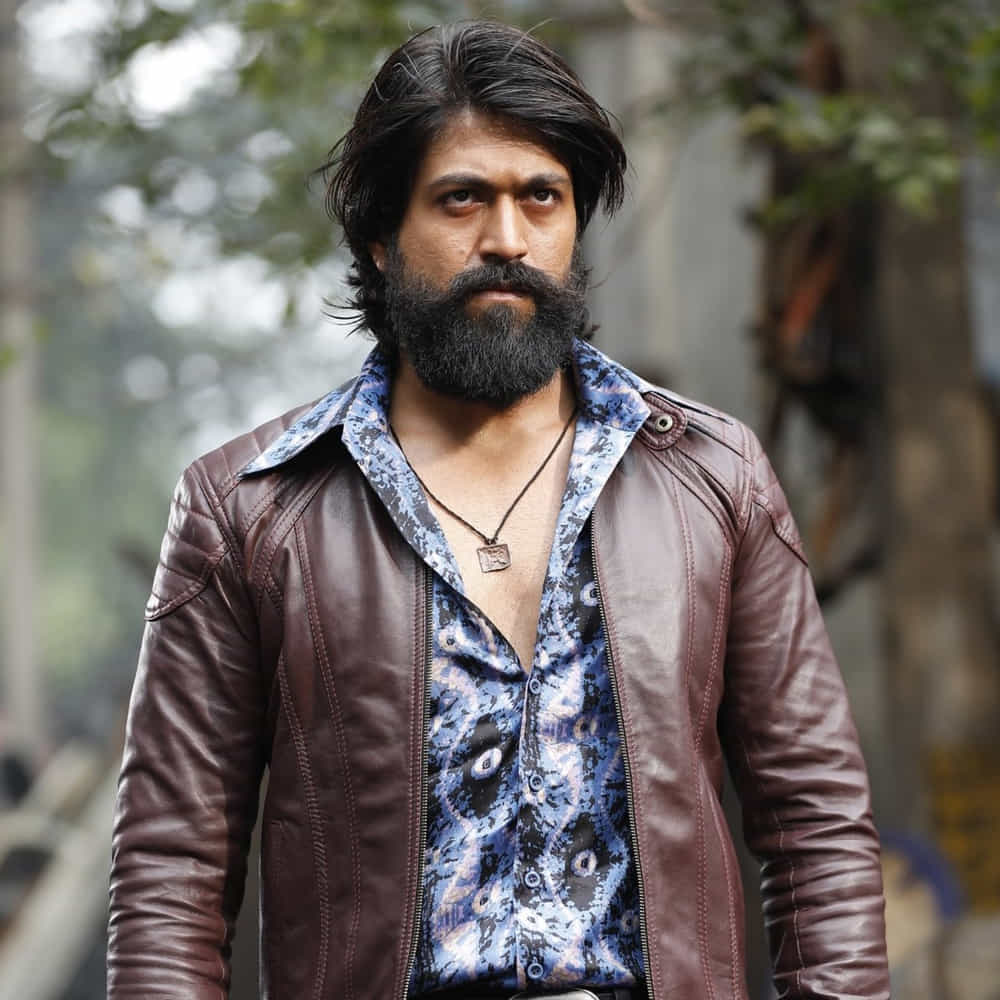 ఇప్పటికీ యష్ నెక్స్ట్ సినిమాపై క్లారిటీ ఇవ్వలేదు. కనీసం ఒక అప్డేట్ కూడా చెప్పలేదు. దానికోసం అభిమానులు కళ్ళు కాయలు కాచేలా వెయిట్ చేస్తున్నారు. ఎప్పటికప్పుడు సోషల్ మీడియాలో యష్ 19 ట్రెండింగ్ లోకి రావడం.. అప్డేట్ ఏమైనా వస్తుందేమో అని అభిమానులు వెయిట్ చేయడం.. చివరికి ఎలాంటి అప్డేట్ లేకుండానే ఆ ట్రెండింగ్ డౌన్ అయిపోవడం కామన్ అయిపోయింది. 