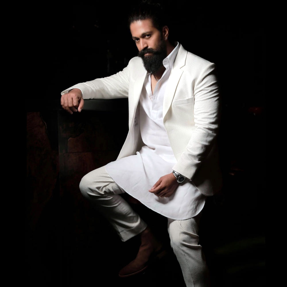 ఇప్పుడు మరోసారి యష్ 19 నేషనల్ వైడ్ ట్రెండ్ అవుతుంది. దానికి తోడు లోడింగ్ అంటూ తన ఇన్ స్టాగ్రామ్ DP పెట్టుకున్నాడు యష్. దాంతో కొత్త సినిమా అప్డేట్ వచ్చేస్తుందంటూ పండగ చేసుకుంటున్నారు అభిమానులు. ఇహనో ఇప్పుడో యష్ కొత్త సినిమా కబురు రావడం ఖాయం అయిపోయింది.