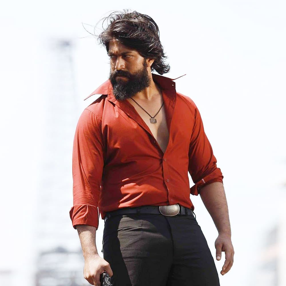 మలయాళ దర్శకురాలు గీతూ మోహన్ దాస్ తో యష్ నెక్స్ట్ సినిమా ఉంటుందని చాలా రోజుల నుంచి వార్తలు వినిపిస్తూనే ఉన్నాయి. ఈమె చెప్పిన మాఫియా స్టోరీ యష్ కు బాగా నచ్చింది. పైగా ప్యాన్ ఇండియా మార్కెట్ నిలబడాలంటే.. మాఫియా కథను మించిన బ్యాక్ డ్రాప్ మరొకటి లేదని నమ్ముతున్నారు ఈ హీరో.