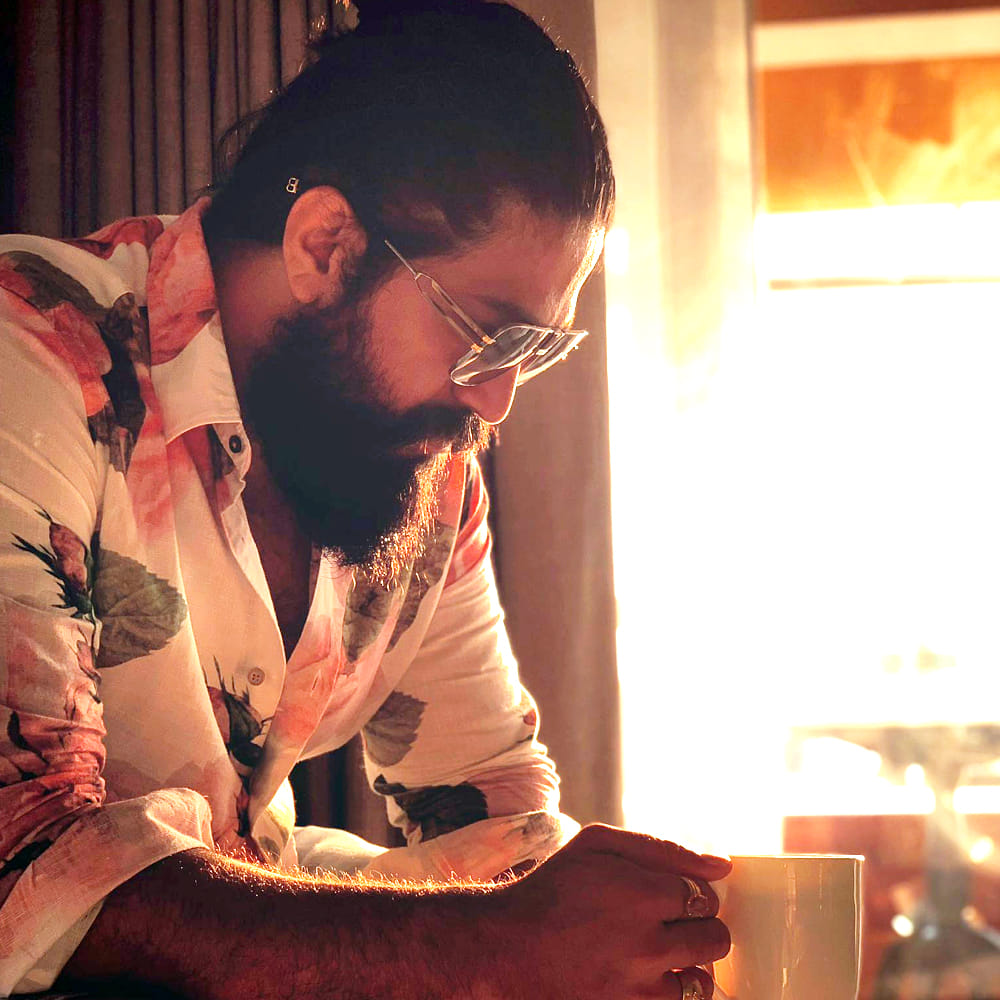 అన్నీ అనుకున్నట్టు జరిగితే డిసెంబర్ మొదటి వారంలోనే అనౌన్స్మెంట్ ఇచ్చి.. ఇదే నెలలో రెగ్యులర్ షూటింగ్ కూడా మొదలు పెట్టనున్నారు యష్. మరి కేజీఎఫ్ తర్వాత విన్ని జాగ్రత్తలు తీసుకుంటున్న ఈ హీరో నెక్స్ట్ సినిమా ఎంత పగడ్బందీగా ఉండబోతుందో చూడాలి.