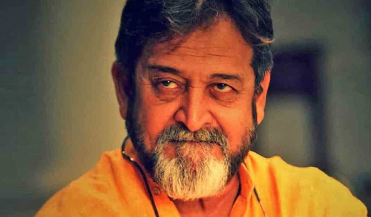 ఆ మధ్య చంద్రబాబు పాత్రకు సంబంధించిన అప్డేట్ ఇచ్చారు మేకర్స్. బాలీవుడ్ నటుడు మహేష్ మంజ్రేకర్ బాబు పాత్రలో కనిపించబోతున్నారని వెల్లడించారు. అయితే లుక్స్ పరంగా ఏ మాత్రం సిమిలారిటీస్ లేని మహేష్ మంజ్రేకర్ను చంద్రబాబు రోల్కు సెలెక్ట్ చేయటంపై ఆసక్తికరంగా మారింది.
