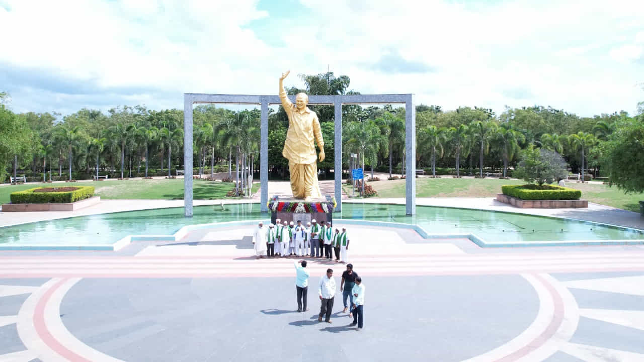 రాష్టంలోని పర్యాటక కేంద్రాలలో ప్రసిద్ధిగాంచిన వైయస్ అర్ స్మృతి వనం వెడ్డింగ్, బేబీ షూటింగ్ కొరకు రాష్ట్రం నలుమూలల నుంచి ఇక్కడికి వస్తుండటంతో తన ఖ్యాతిని మరింత చాటుతుంది.