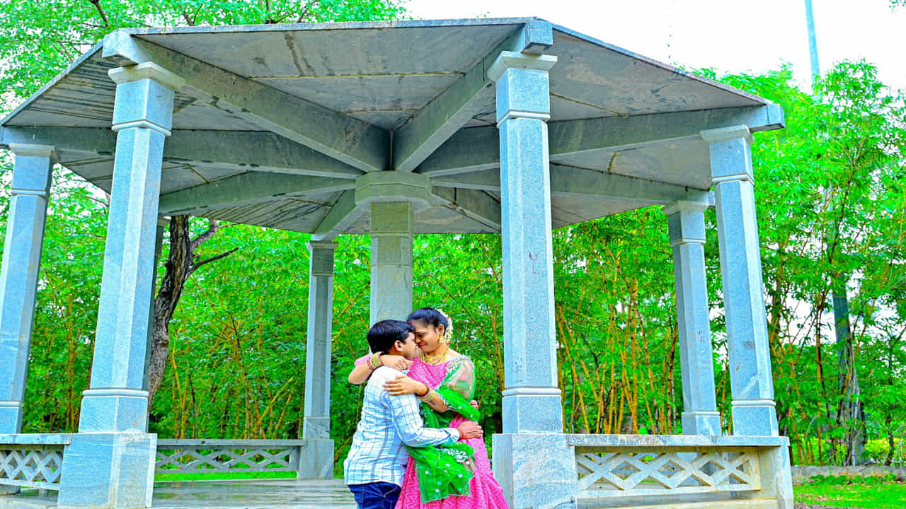 నల్లమల అందాలను మొత్తం వైయస్ స్మృతి వనంలో చూడవచ్చు. పకృతి ఒడిలో పర్యావరణ ప్రేమికులు... పర్యటకులు సేద తీరుతుండగా... నూతన వధువరులు మాత్రం ఫోటో షూటింగ్ లతో పరవశించి పోతుంటారు. పెళ్లి షూట్ లు, బర్త్డే షూట్ లతో కళకళ లాడుతుంది.