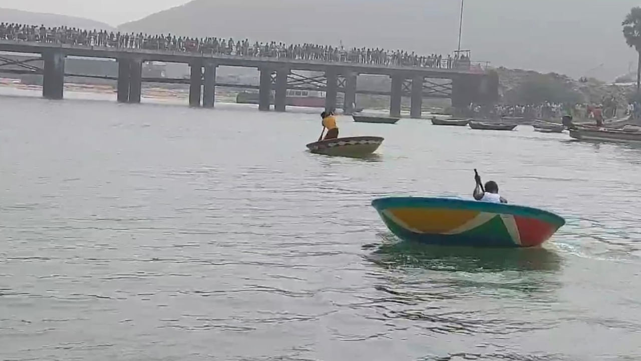 నువ్వా నేనా అన్నట్టు సాగిన ఈ పోటీల్లో నదీ జలాల్లో రయ్యి రయ్యిమంటూ పుట్టిల్లో కూర్చొని ముందుకు దూసుకెళ్లారు. ఒకరితో ఒకరు తన శక్తి సామర్థ్యాలతో పుట్టిలతో ముందుకు వెళ్లారు.