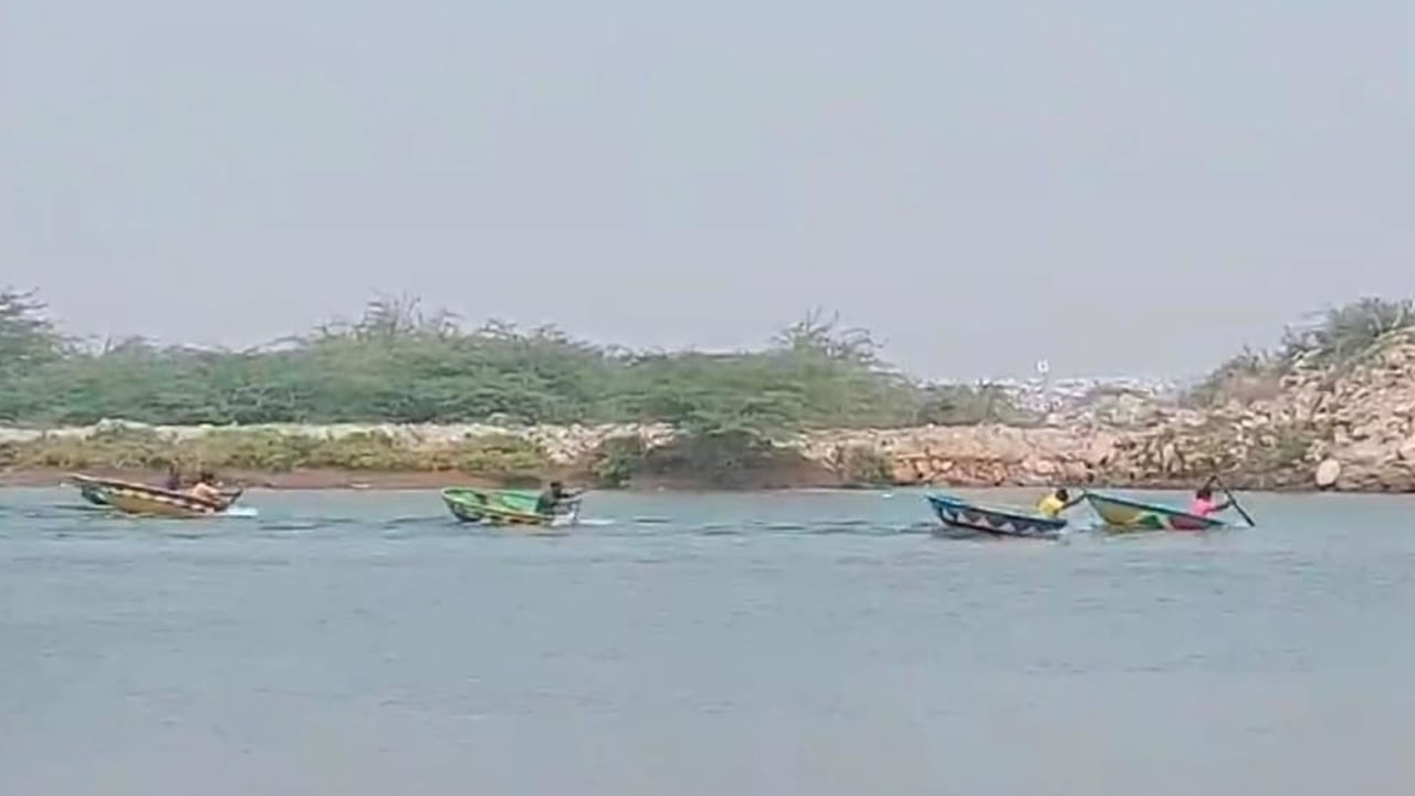 అనకాపల్లి జిల్లాలో పుట్టీల (పుట్లు) పోటీలు ఉత్సాహంగా సాగాయి. ఎస్ రాయవరం మండలం బంగారమ్మ పాలెంలోని వరాహ నదిలో జరిగిన పోటీల్లో మత్స్యకారులు పాల్గొన్నారు.