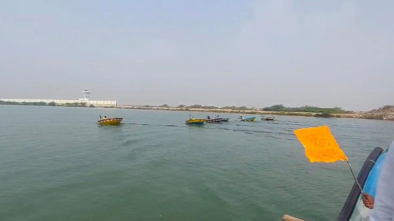 కొన్ని చోట్ల ఎడ్ల పోటీలు.. మరికొన్నిచోట్ల గుర్రం పోటీలు జరుగుతూ ఉంటాయి. అవన్నీ కామన్గా అనిపిస్తున్న వరాహనదిలో పుట్టీ ( పుట్లు) లు రయ్యి రయ్యి మంటూ దూసుకెళ్లాయి.