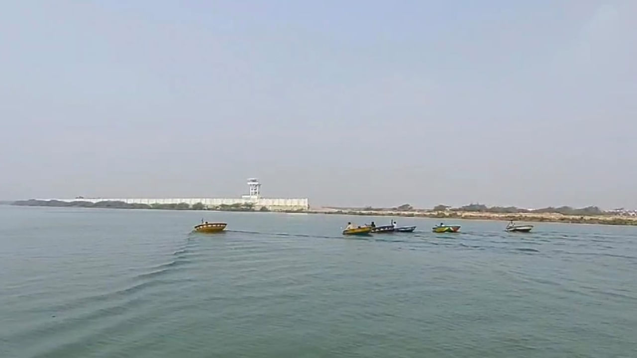 కోడి పందేలు లేని సంక్రాంతి సంబరాలు ఊహించుకోలేం. ఎవరి అభిరుచికి తగ్గట్టుగా ఆయా ప్రాంతాల్లో వేరువేరు రకాల పోటీల్లో సరదాగా సంబరాలు చేసుకుంటుంటారు ప్రజలు.