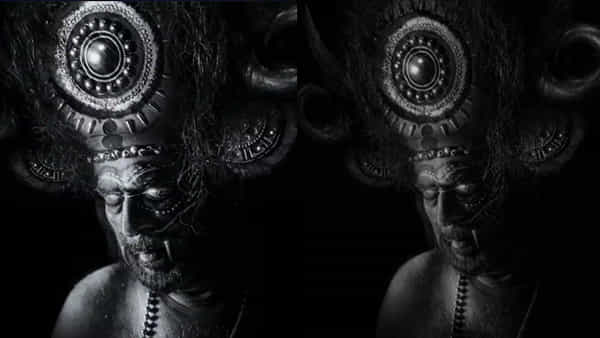 Guess The Actor: మెడలో రుద్రాక్షలు.. తలపై కొమ్ముల కిరీటం.. భయపెడుతోన్న ఈ స్టార్ హీరోను గుర్తుపట్టారా?