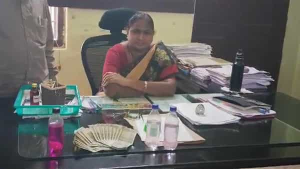 Telangana: ఆదిలాబాద్లో అవినీతి చేపలు.. ఆమ్యామ్యా తీసుకుంటూ ఏసీబీకి అడ్డంగా బుక్కైన వైనం