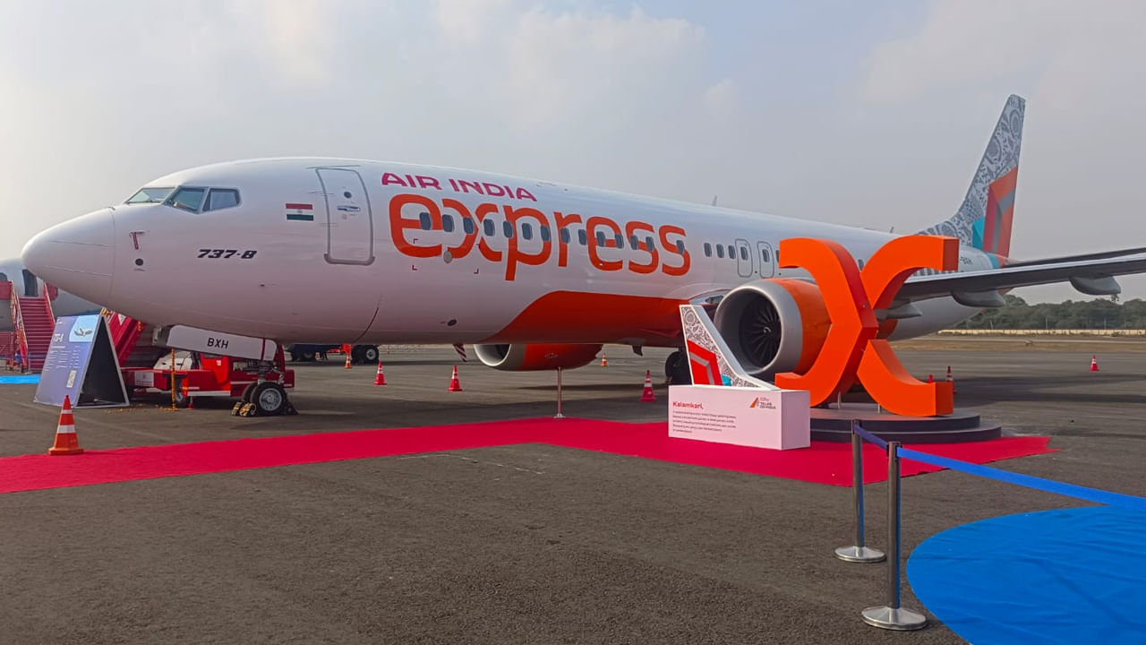 బేగంపేట విమానాశ్రయంలో ‘వింగ్స్‌ ఇండియా-2024’ వైమానిక ప్రదర్శనను కేంద్ర మంత్రి జ్యోతిరాదిత్య సింధియా ప్రారంభించారు. ఈ కార్యక్రమంలో కేంద్ర సహాయ మంత్రి వీకే సింగ్, రాష్ట్ర మంత్రి కోమటిరెడ్డి వెంకట్‌రెడ్డి, పలువురు అధికారులు పాల్గొన్నారు.