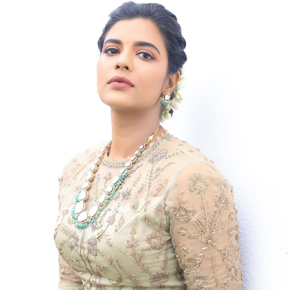 తెలుగులో వరల్డ్ ఫేమస్ లవర్ సినిమాలో నటించింది. కానీ ఆ తర్వాత టాలీవుడ్ ఇండస్ట్రీలో ఈ బ్యూటీకి అంతగా అవకాశాలు రాలేదు.