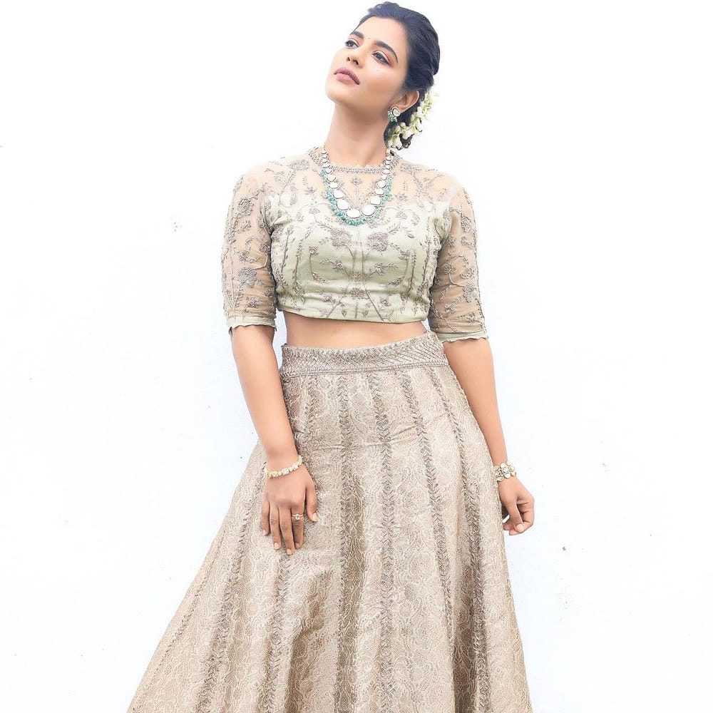 తాజాగా ఈ ముద్దుగుమ్మ సోషల్ మీడియాలో షేర్ చేసిన ఫోటోస్ తెగ వైరలవుతున్నాయి. క్రీమ్ కలర్ లెహంగాలో అందంలో నిజమైన అద్భుతంలాగే కనిపిస్తుంది.