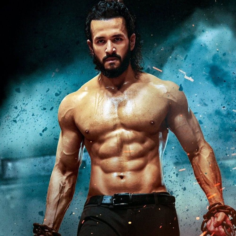 నెక్ట్స్ ఫాంటసీ మూవీ: ఏజెంట్ సినిమాతో నిరాశపరిచిన అఖిల్ నెక్ట్స్ సినిమాకు సంబంధించిన న్యూస్ సోషల్ మీడియాలో వైరల్ అవుతోంది. ఈ యంగ్ హీరో నెక్ట్స్ మూవీ ఫాంటసీ డ్రామాగా రూపొందనుంది. అనిల్ కుమార్ను దర్శకుడిగా పరిచయం చేస్తూ యూవీక్రియేషన్స్ బ్యానర్లో ఈ సినిమాను నిర్మిస్తున్నారు. భారీ బడ్జెట్తో పాన్ ఇండియా స్థాయిలో తెరకెక్కించేందుకు ప్లాన్ చేస్తున్నారు.