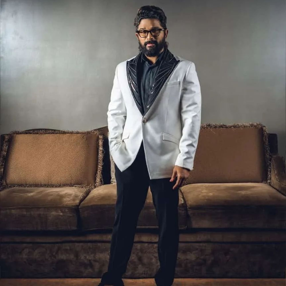 దాంతో బన్నీ తర్వాతి సినిమాపై చర్చ మొదలైందిపుడు. త్రివిక్రమ్ ప్రాజెక్ట్ ప్రకటించినా.. అది ఇంకాస్త ఆలస్యమయ్యేలా ఉంది. దాంతో బోయపాటి శ్రీను సడన్‌గా రేసులో ముందుకొచ్చారు.
