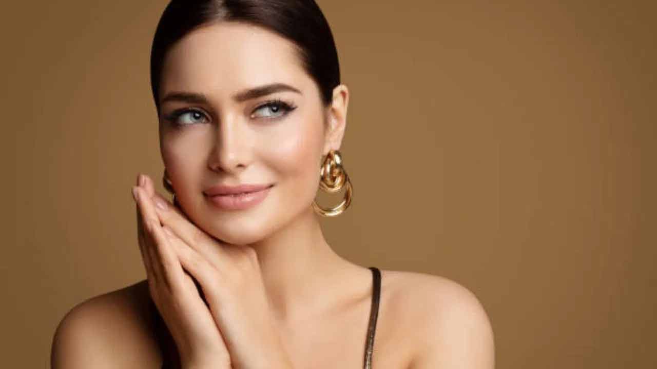 పండగ, ఫంక్షన్‌.. వేడుక ఏదైనా మగువలు అందంగా అలంకరించుకుని మురిసిపోతుంటారు. కొన్నిసార్లు మేకప్‌తో భారీ అలంకరణ ట్రే చేస్తుంటారు. అయితే వేడుక ముగిశాక మేకప్‌ తొలగించకపోతే చర్మ సమస్యలు పెరుగుతాయి. దీని వల్ల స్కిన్ ఇన్ఫెక్షన్ వచ్చే ప్రమాదం ఉంది. మేకప్ చర్మ రంధ్రాలలో పేరుకుపోయి వైట్ హెడ్స్, మొటిమలు, చర్మ పగుళ్లు ఏర్పడతాయి. కాబట్టి మేకప్ తొలగించడం చాలా అవసరం.