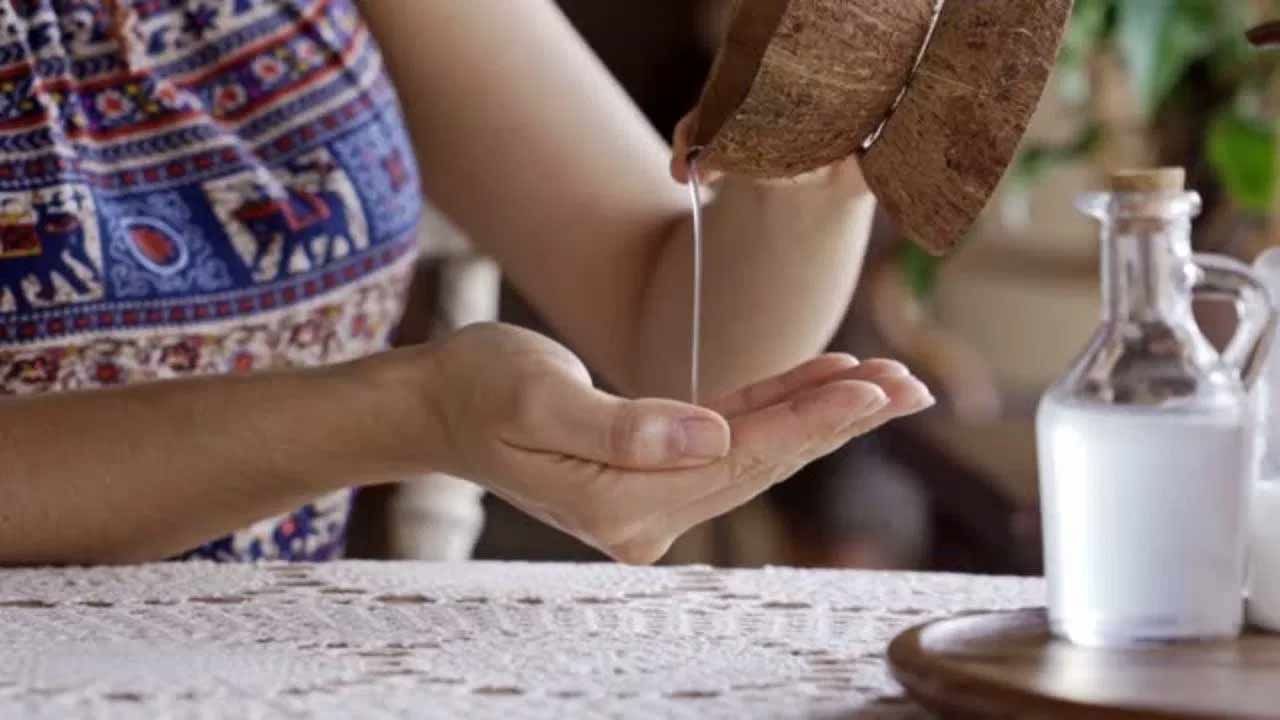 పొడి చర్మం వల్ల ముడతలు ఎక్కువగా వస్తాయి. అయితే కొబ్బరి నూనెను అప్లై చేయడం వల్ల ఈ సమస్య దూరం చేయవచ్చు. కొబ్బరి నూనె ఫ్రీ రాడికల్స్తో పోరాడి చర్మానికి పోషణనిస్తుంది. ఇందులో ఉండే సహజ ఆమ్లాలు చర్మాన్ని మృదువుగా మార్చుతాయి.