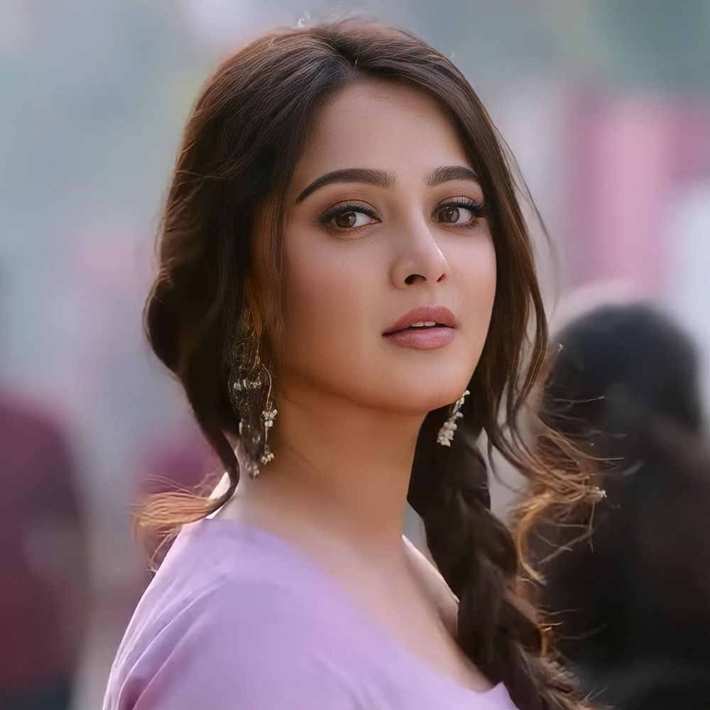 ఒకప్పట్లా వరసగా సినిమాలు చేయడానికి అనుష్క ఎందుకు ఇంట్రెస్ట్ చూపించట్లేదు..? ఈమె తర్వాతి ప్రాజెక్ట్ ఏమై ఉండొచ్చు..? ఆ డీటైల్స్ అన్నీ ఈ స్టోరీలో చూద్దాం.. సినిమాలు చేసినా చేయకపోయినా కొందరు హీరోయిన్లపై అభిమానం మాత్రం అస్సలు తగ్గదు.