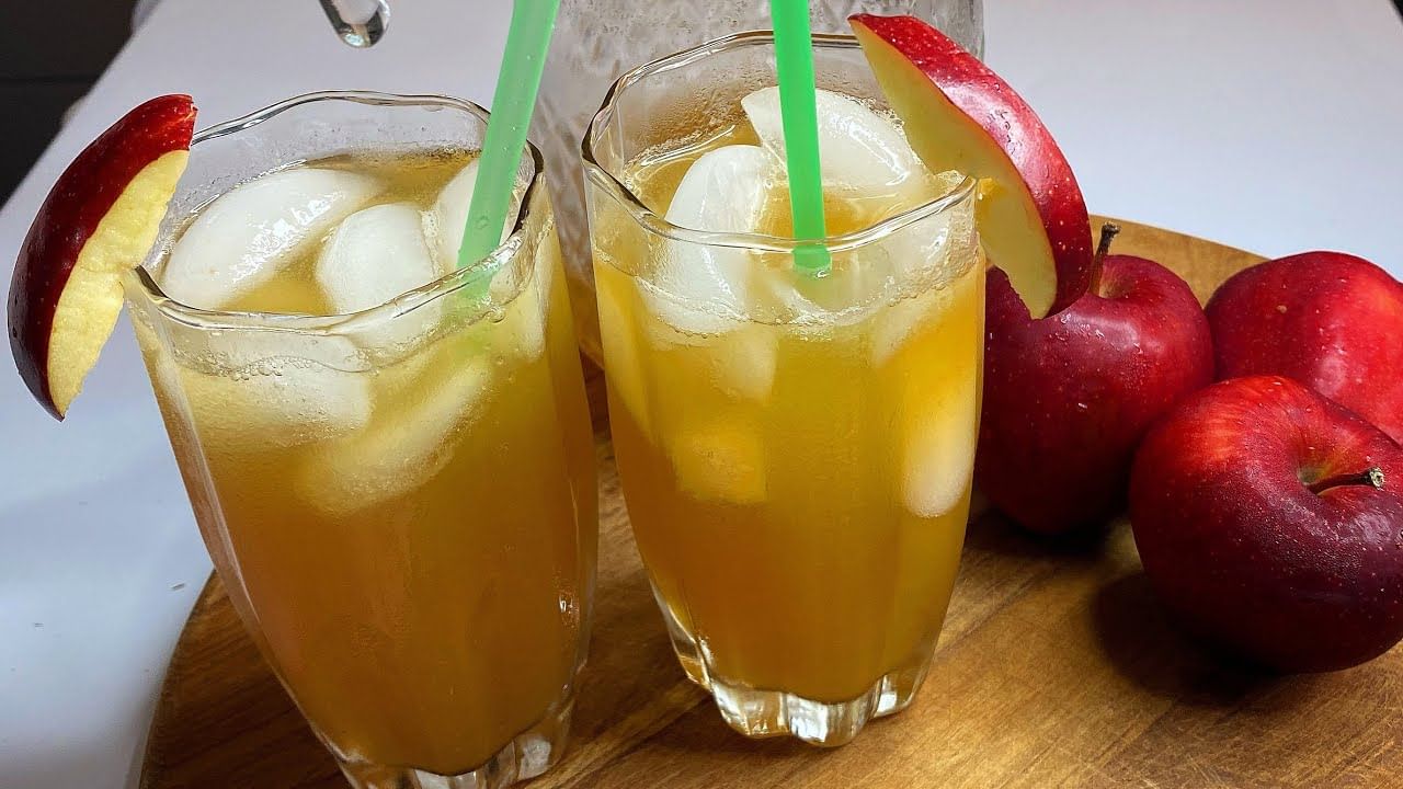 అదే విధంగా యాపిల్ జ్యూస్‌లో కూడా ఈ పోషకాలన్నీ ఉంటాయి. కానీ యాపిల్ జ్యూస్ తాగడం వల్ల ఇతర ప్రయోజనాలు కూడా ఎన్నో ఉన్నాయి. యాపిల్ జ్యూస్‌తో కొన్ని రకాల సమస్యలను అదుపు చేయవచ్చు. ఈ జ్యూస్ తాగడం వల్ల రక్త హీనత సమస్య రాకుండా ఉంటుంది.
