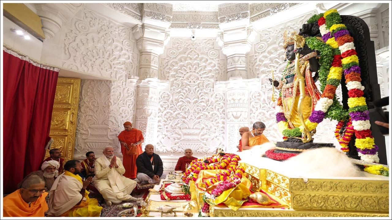 అయోధ్య నగరమంతా రామ్ లీల, భగవద్గీత కథలు, భజనలు, సాంస్కృతిక కార్యక్రమాలను ఏర్పాటు చేశారు. దేశవ్యాప్తంగా పలు ప్రాంతాలకు చెందిన కళాకారులు చేసిన ప్రదర్శనలు ఆకట్టుకున్నాయి.