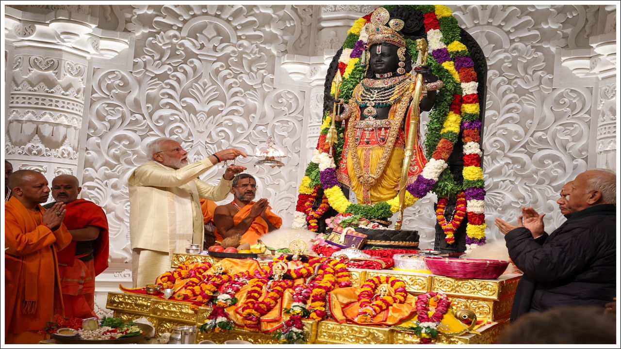 వందల ఏళ్ల నాటి కలను సాకారం చేస్తూ.. అయోధ్యలో చారిత్రక ఘట్టం ఆవిష్కృతమైంది. నవనిర్మిత రామ మందిరంలో నీలమేఘశ్యాముడి ప్రాణప్రతిష్ఠ వేడుక అంగరంగ వైభవంగా జరిగింది. ప్రధాని నరేంద్ర మోడీ చేతుల మీదుగా ఈ ప్రాణ ప్రతిష్ట కార్యక్రమం జరిగింది.