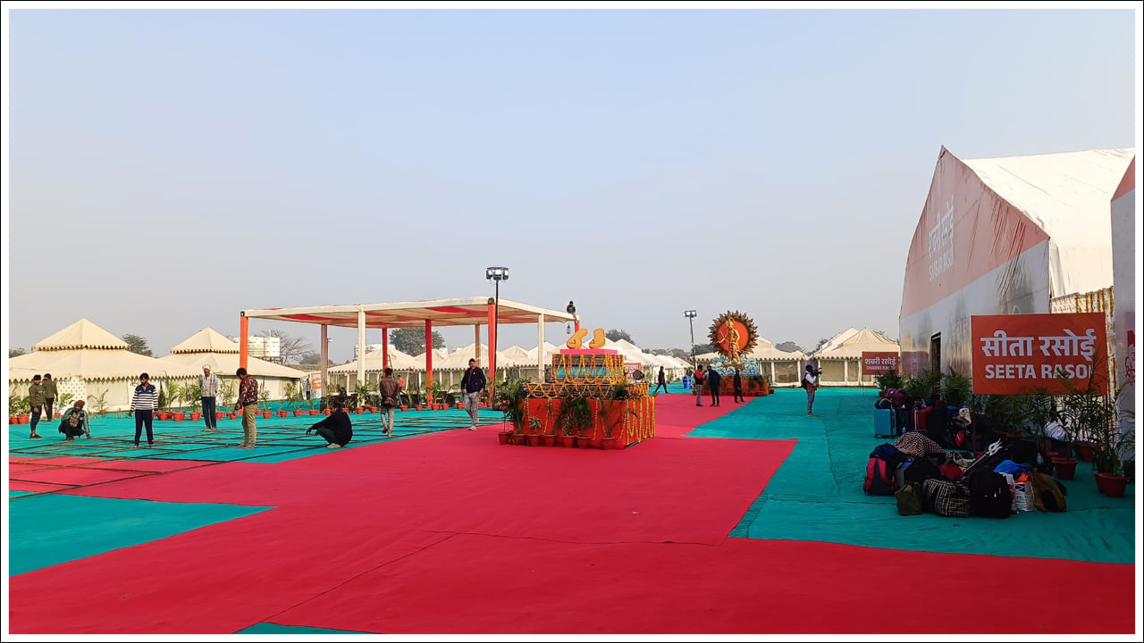 ఇదంతా సరే.. మరి అయోధ్యకు చేరుకుంటున్న సెలబ్రిటీల నుంచి కళాకారుల వరకు ఆతిథ్యం సంగతేంటి అన్న ప్రశ్న తలెత్తక మానదు. ఇందుకోసం ఉత్తర్‍‌ప్రదేశ్ రాష్ట్ర ప్రభుత్వం భారీ ఏర్పాట్లే చేస్తోంది. వీఐపీలు, కళాకారులు, సాధుసంతులు.. ఇలా వచ్చేవారిని వివిధ కేటగిరీలుగా విభజించి, వారికి తగినట్టుగా వసతి సదుపాయాన్ని కల్పిస్తోంది. రాత్రికి రాత్రే స్టార్ హోటళ్లు, వసతి గృహాలను నిర్మించడం సాధ్యం కాదు కాబట్టి తాత్కాలికంగా టెంట్లతో వసతిని సిద్ధం చేస్తోంది. టెంట్ అనగానే ఏదో సాదాసీదాగా వేసిన బిస్తర్ అనుకుంటే పొరపాటే. స్టార్ హోటల్ సదుపాయాలతో లగ్జరీ టెంట్ సిటీని నిర్మిస్తోంది. ఆ టెంట్ సిటీకి "నిషాద్‌రాజ్ గుహ అతిథిగృహ" అని నామకరణం చేసింది. 