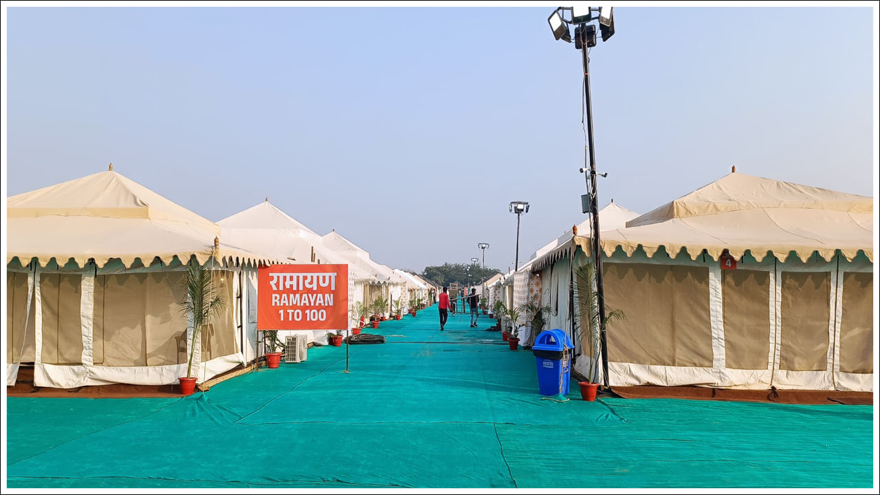 అయోధ్యధామ్ బస్ స్టేషన్ వెనుకాల సువిశాలమైన ఖాళీస్థలంలో నిర్మిస్తున్న ఈ టెంట్ సిటీలోకి అడుగు పెట్టగానే ఆకట్టుకునే లాంజ్, పక్కనే రిసెప్షన్ ఏరియా, దానికి ఎదురుగా సీతా రసోయి, శబరి రసోయి పేరుతో ఫుడ్ కోర్టులు కనిపిస్తాయి. 'దర్బార్' కేటగిరీ పేరుతో సువిశాలమైన పడకగది, హాల్, డ్రాయింగ్ రూమ్, బాత్‌రూమ్ కలిగిన టెంట్ కాటేజీలు ఉన్నాయి. డబుల్ బెడ్ డీలక్స్ రూమ్స్ ఇద్దరికి వసతి కల్పించేలా ఉండగా.. ఇద్దరి కంటే ఎక్కువ మంది గ్రూపుగా వచ్చినా సరే వసతి కల్పించేలా షేరింగ్ డార్మిటరీలు కూడా ఉన్నాయి. 