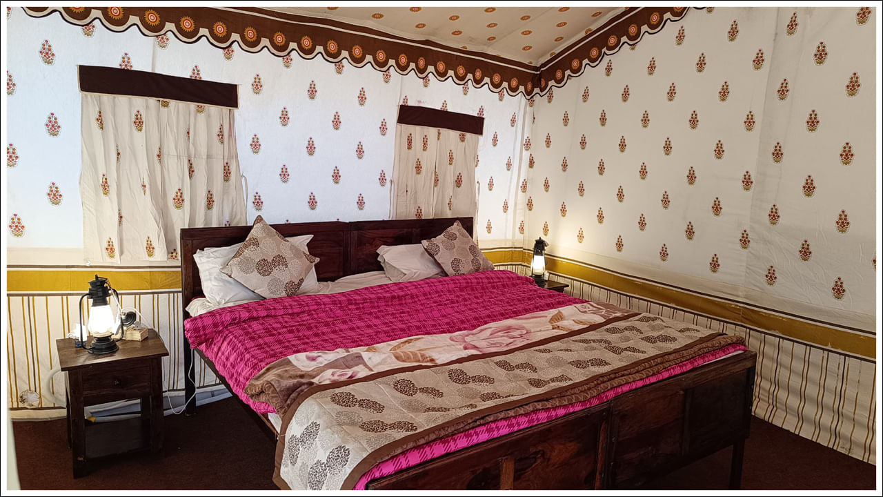 పేరుకే టెంట్‌లో ఏర్పాటు చేసినా.. స్టార్ హోటల్ సదుపాయాలకు ఏమాత్రం తీసిపోనివిధంగా లోపల ఫర్నీచర్.. పైగా కళాత్మకత ఉట్టిపడేలా ఇంటీరియర్ ఏర్పాటు చేస్తున్నారు. ఇంత లగ్జరీ సదుపాయాలతో నిర్మిస్తున్న టెంట్ సిటీకి 'నిషాద్‌రాజ్ గుహ' పేరు పెట్టడం వెనుక ఆసక్తికరమైన కారణమే ఉంది. ఇది తెలుసుకోవాలంటే.. మనం రామాయణ ఇతిహాసం, పురాణాల్లోకి ఓసారి తొంగిచూడాల్సిందే. పురాణ కథనం ప్రకారం.. శ్రీరామచంద్రుడు, సీతా, లక్ష్మణ సమేతంగా వనవాసానికి బయలుదేరినప్పుడు వారిని అయోధ్య రాజ్యంలోని మంత్రి సుమంత్ర తమ రథంపై గంగానది తీరంలో ఆదివాసీ రాజు నిషాద్‌రాజ్ గుహ వద్ద వదిలి వెళ్లిపోయారు. నిషాద్‌రాజ్ గుహ కేవటి రాజ్యాధినేత. తన రాజధాని శృంగవీరపుర. శ్రీరాముడు ఇక్కడే తన రాజభోగాన్ని వదిలేసి, అరణ్యవాసిగా మారారు. 