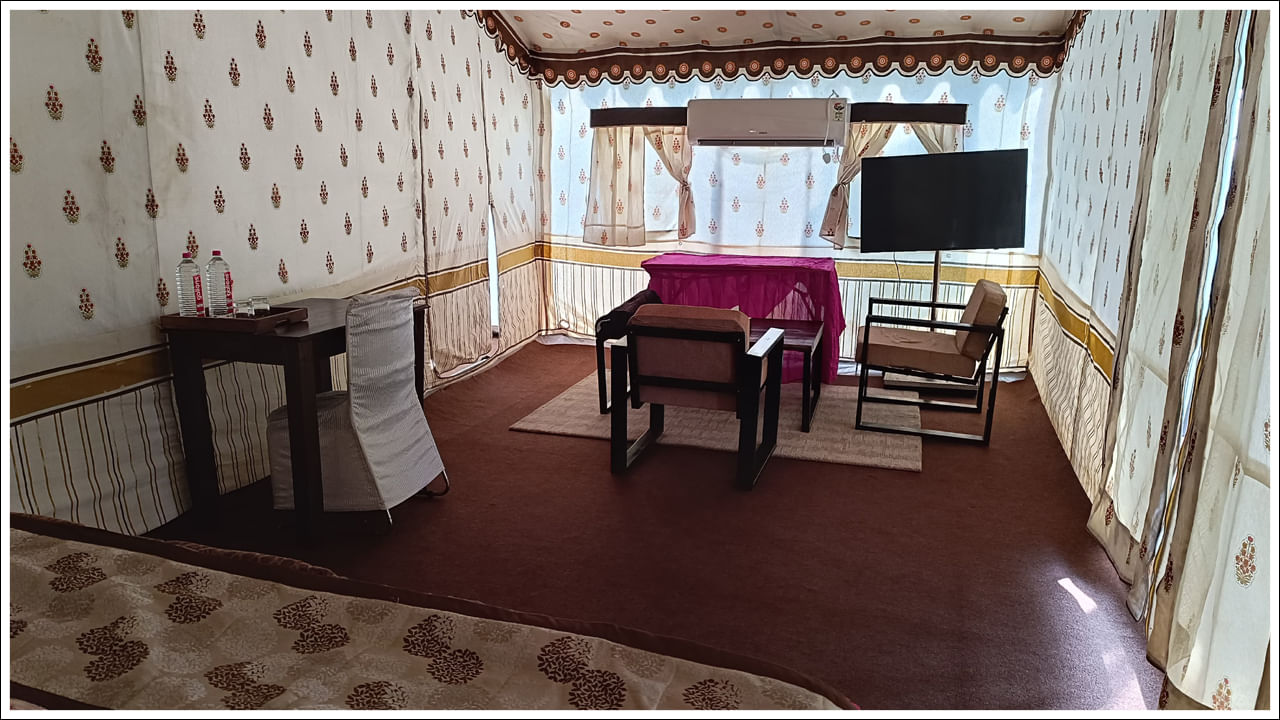 రాజధాని శివార్లలో ఓ చెట్టు కింద గడ్డి, చెట్ల ఆకులతో పడక తయారు చేసుకుని శ్రీరాముడు, సీతామాత ఆ రాత్రి నిద్రించారు. వారికి లక్ష్మణుడితో పాటు కేవటి రాజ్యాధినేత  నిషాద్‌రాజ్ గుహ కూడా కాపలాగా రాత్రంతా నిల్చున్నారు. మర్నాడు ఉదయాన్నే సీతారామలక్ష్మణులకు పండ్లు, కందమూలాలు ఆహారంగా అందజేశారు. ఆ తర్వాత తన పడవలో శ్రీరామచంద్రుడిని గంగా నది దాటించి అవతిలి ఒడ్డుకు చేర్చారు. అలా శ్రీరామచంద్రుడి వనవాసానికి తొలి అడుగు పడిన కేవటి రాజ్యాధినేత నిషాద్‌రాజ్ గుహ పేరు మీద టెంట్ సిటీ ఎందుకు నిర్మిస్తున్నారో ఈపాటికి మీకు అర్థమై ఉంటుంది. శ్రీరామచంద్రుడి వనవాసంలో తొలి రోజు ఆతిథ్యమిచ్చిన నిషాద్‌రాజ్ గుహ ఆ రాముడికి ఆ జన్మాంతం మంచి స్నేహితుడిగా ఉన్నాడు. 