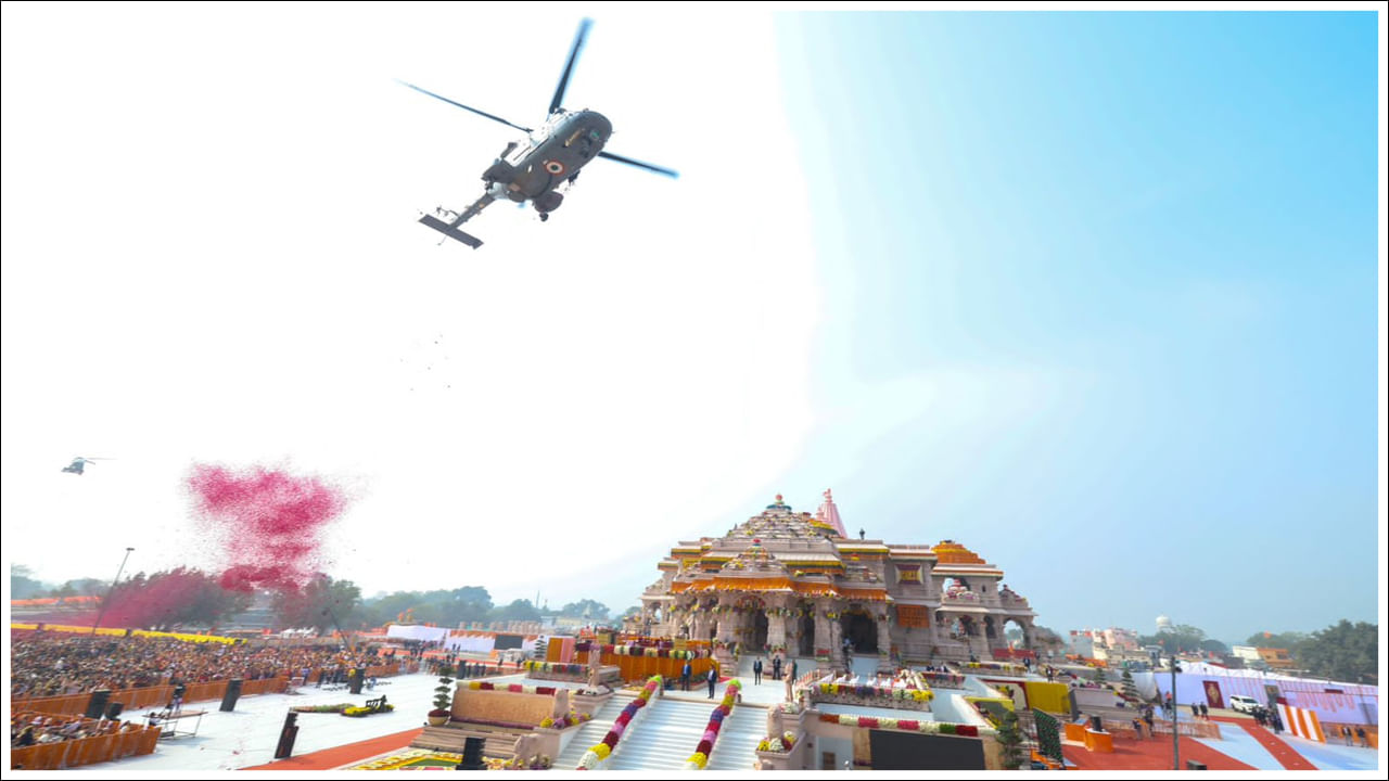 దేశవ్యాప్తంగా పలు ప్రాంతాలకు చెందిన కళాకారులు చేసిన ప్రదర్శనలు ఆకట్టుకున్నాయి. ప్రాణప్రతిష్ఠ సమయంలో అయోధ్య గగనవీధుల నుంచి ఆలయంపై హెలికాప్టర్లతో పూలవర్షం కురిపించారు.