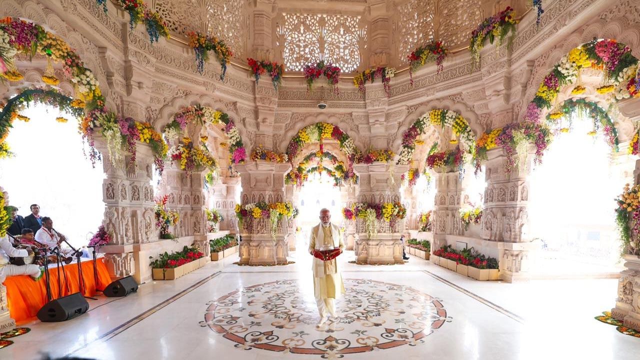 ప్రధాని నరేంద్ర మోడీ విగ్రహ ప్రతిష్టాపన కార్యక్రమానికి ముందు రామయ్యకు ప్రత్యేక వస్త్రాలతో వచ్చి పూజా కార్యక్రమంలో పాల్గొన్నారు. అనంతరం రామయ్యకు ప్రత్యేక వస్త్రాలను సమర్పించారు.