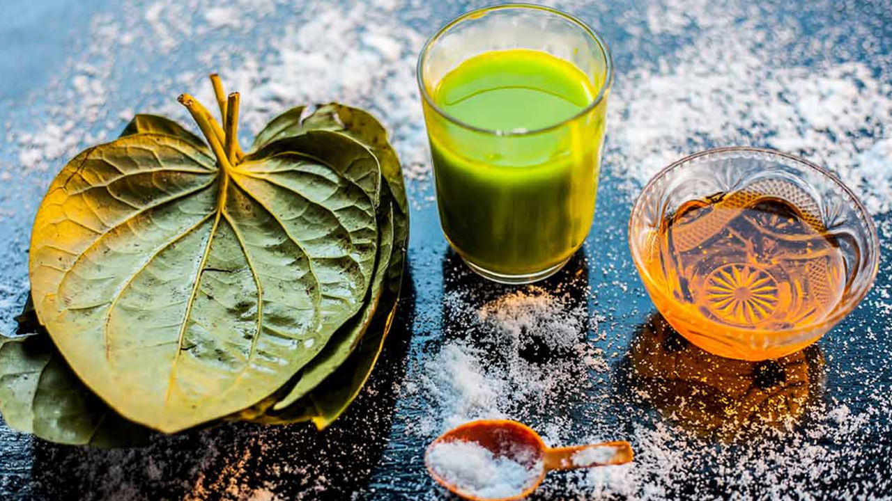 మరుసటి రోజు ఉదయం పసుపును నీళ్లలోంచి తీసి తమలపాకులను రుబ్బుకోవాలి. ఇప్పుడు ఈ తమలపాకుల పేస్టులో చెంచా నీళ్లలో కలిపి వడకట్టాలి. తమలపాకు రసాన్ని రెండు వేరు వేరు గిన్నెలలో ఉంచండి. ఒక గిన్నెలో 2 చెంచాల బియ్యం పొడి , పసుపు వేసి బాగా కలపండి