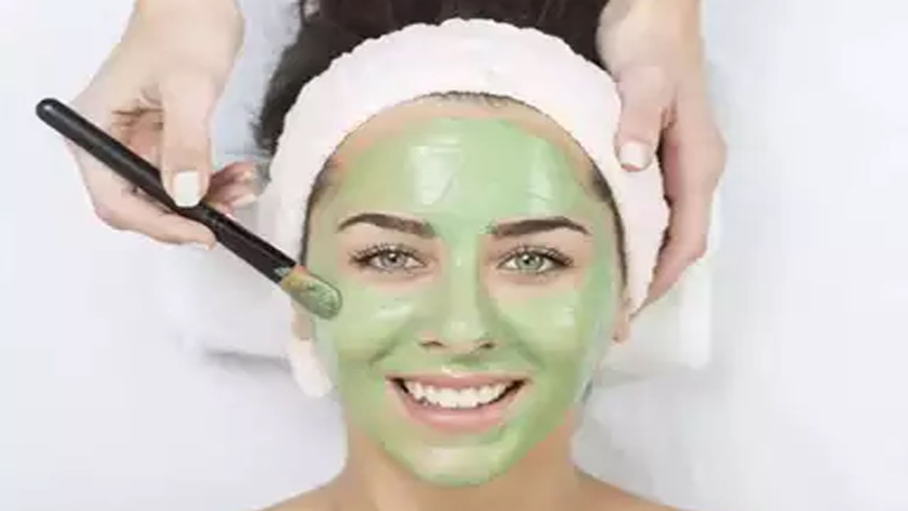 ఈ తమలపాకు నల్ల మచ్చలను తొలగించడంలో మంచి సహకారిగా పనిచేస్తుంది. ఖరీదైన క్రీముల కంటే మెరుగ్గా పని చేస్తుంది. రోజూ తమలపాకులతో ఈ చిట్కాలను చేయడం వలన చాలా బాగా పని చేస్తుంది. 10 నిమిషాల పాటు మసాజ్ చేసిన తర్వాత ముఖం కడుక్కోవాలి.