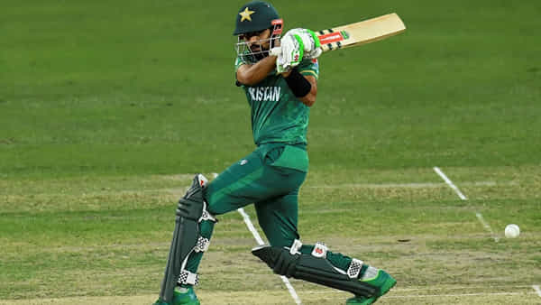 Babar Azam: బాబర్ ఆజామ్ డెడ్లీ సిక్సర్.. బంతి తగిలి అభిమాని విలవిల.. త్రుటిలో తప్పిన ప్రాణాపాయం.. వీడియో