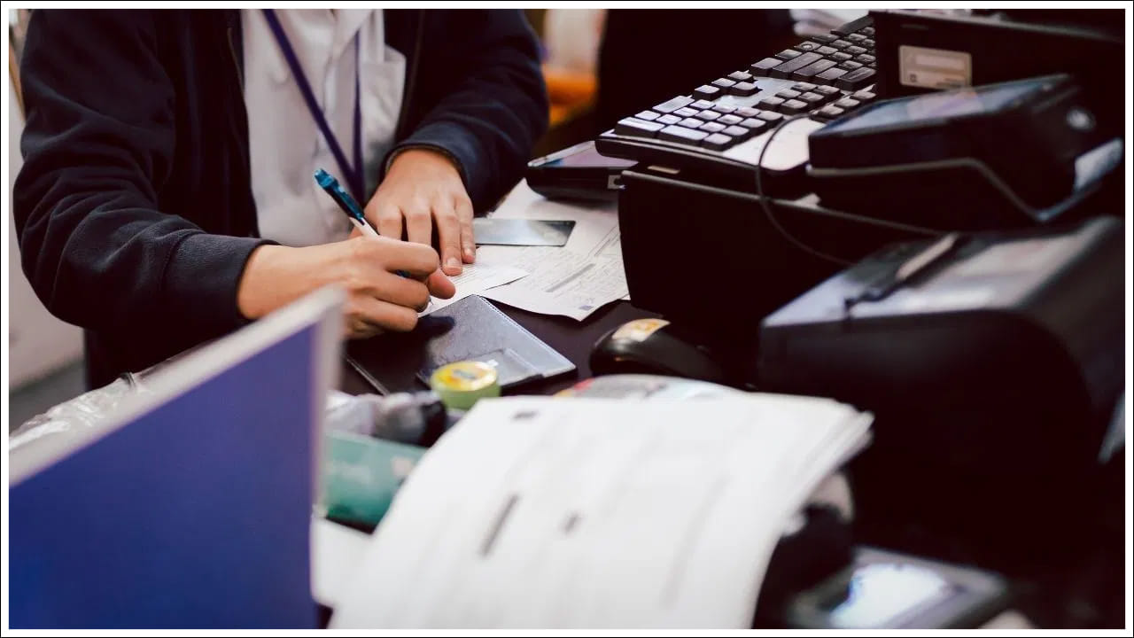 ఫిబ్రవరి 4, 10,11: ఈ రోజు ఆదివారం కావడంతో ఫిబ్రవరి నెలలో మొదటి సెలవుదినం 4వ తేదీన ఉంటుంది. ఈ రోజు దేశవ్యాప్తంగా బ్యాంకులు మూసివేయబడతాయి. దీని తర్వాత ఫిబ్రవరి 10 రెండో శనివారం కావడంతో బ్యాంకులకు సెలవు. ఫిబ్రవరి 11 ఆదివారం కావడంతో దేశవ్యాప్తంగా బ్యాంకులు మళ్లీ మూతపడనున్నాయి. గ్యాంగ్టక్లో జరుపుకునే ఫిబ్రవరి 10న లోసర్ పండుగ కూడా ఉంది.