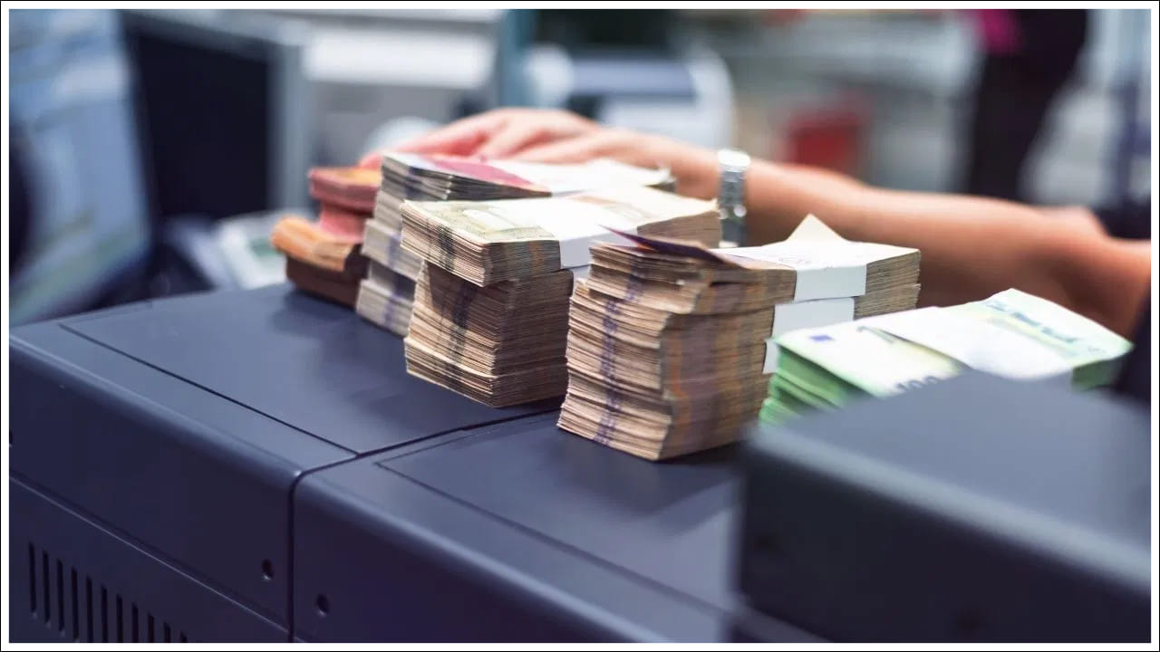 ఫిబ్రవరి 14, 15, 18: వసంత పంచమి అనగా సరస్వతి పూజ కూడా ఫిబ్రవరిలో జరుపుకుంటారు. అటువంటి పరిస్థితిలో ఈ రోజు కొన్ని చోట్ల బ్యాంకులు మూసివేయబడతాయి. ఈ సంవత్సరం వసంత పంచమి ఫిబ్రవరి 14 న వస్తుంది. పశ్చిమ బెంగాల్, త్రిపుర, ఒరిస్సాలలో ఈ రోజు బ్యాంకులు మూసివేయబడతాయి. ఇది కాకుండా లూయిస్ లగాయ్-ని కారణంగా ఫిబ్రవరి 15న మణిపూర్లో బ్యాంకులు మూసి ఉంటాయి.ఫిబ్రవరి 18 ఆదివారం కావడంతో దేశవ్యాప్తంగా బ్యాంకులు మూసి ఉంటాయి.